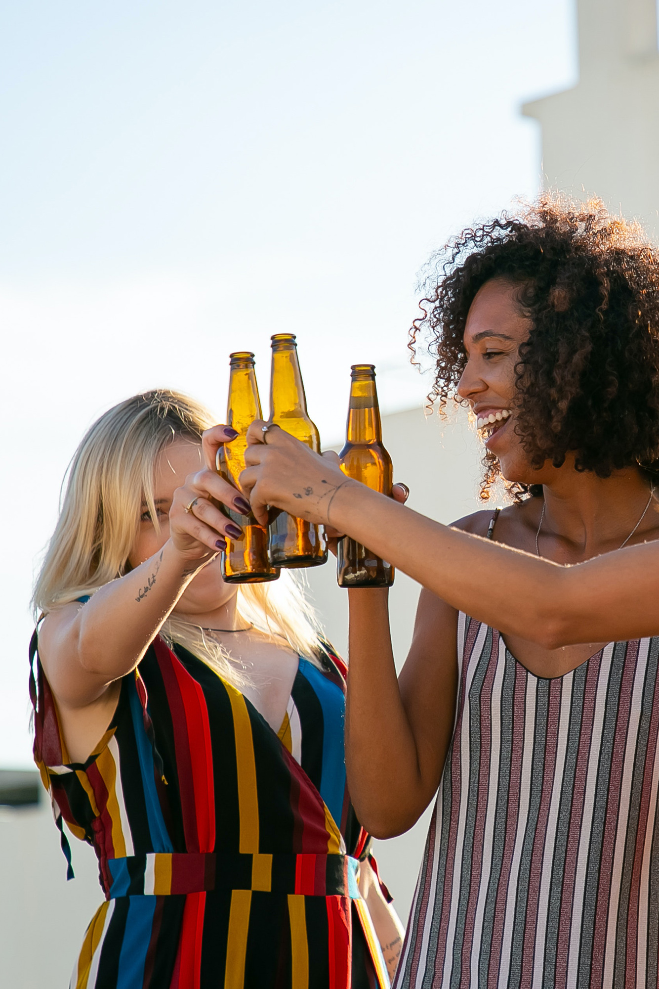 Friends cheersing drinks