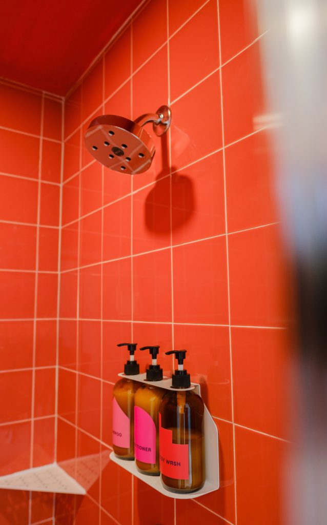 Deluxe King Suite — Red photo 8