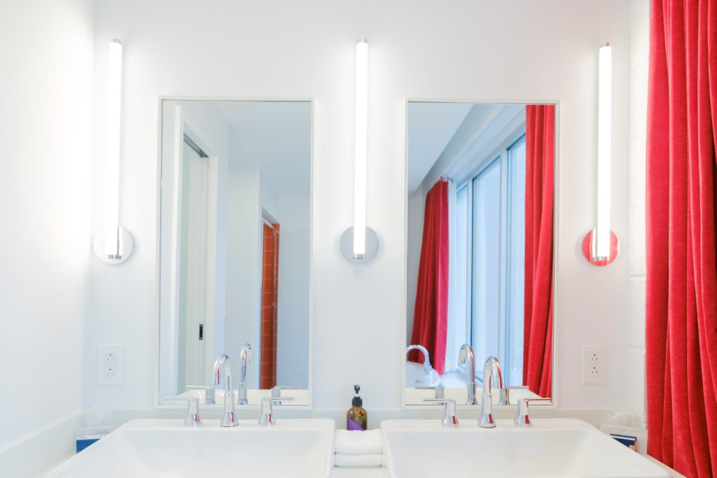 Deluxe King Suite — Red photo 9