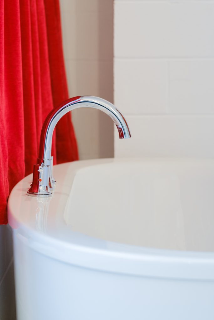 Deluxe King Suite — Red photo 10