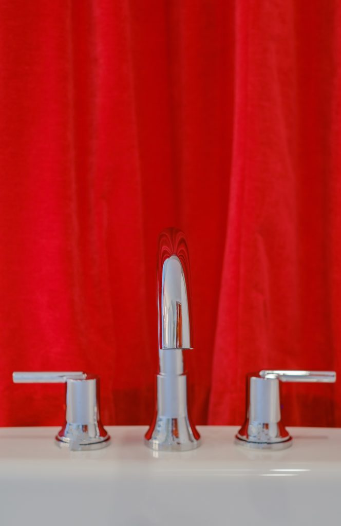 Deluxe King Suite — Red photo 11