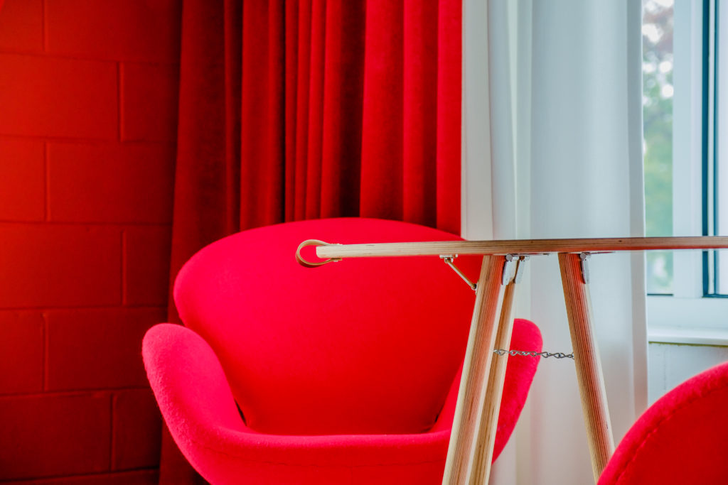 Deluxe King Suite — Red photo 3
