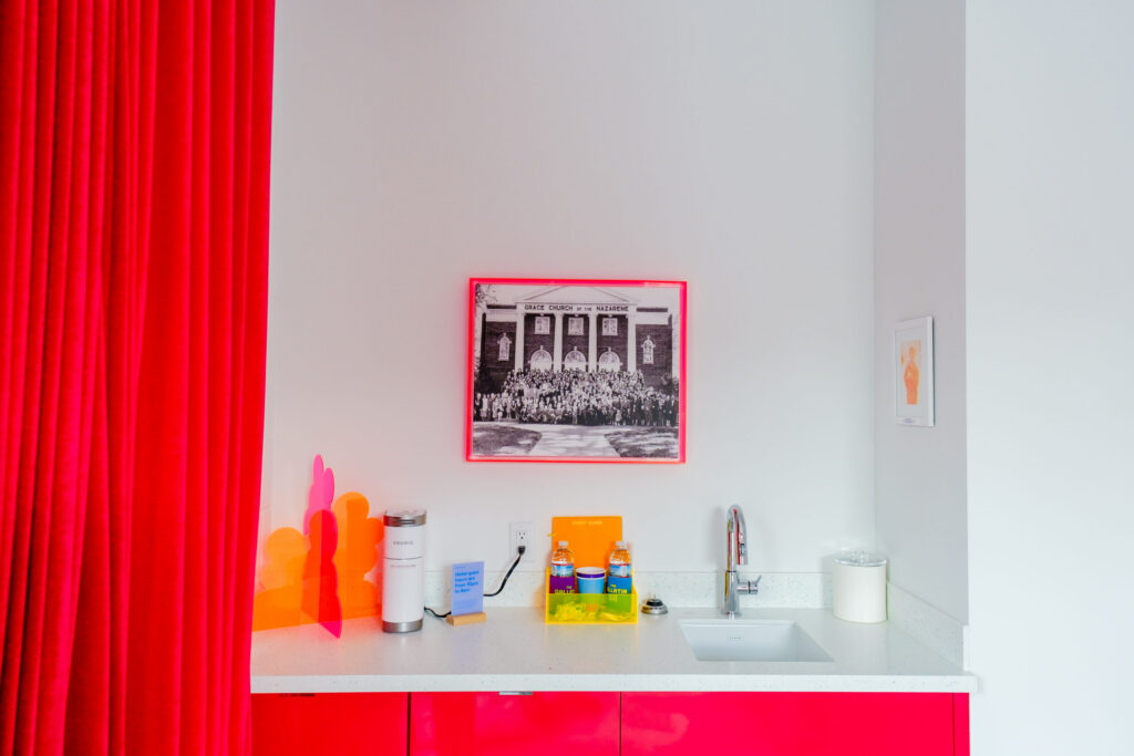 Deluxe King Suite — Red photo 4
